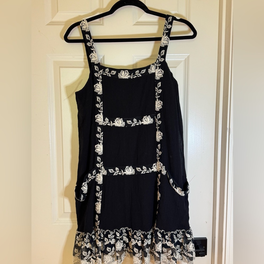 Alice + Olivia Black Dress with White Floral Trim - Picture 4 of 8
